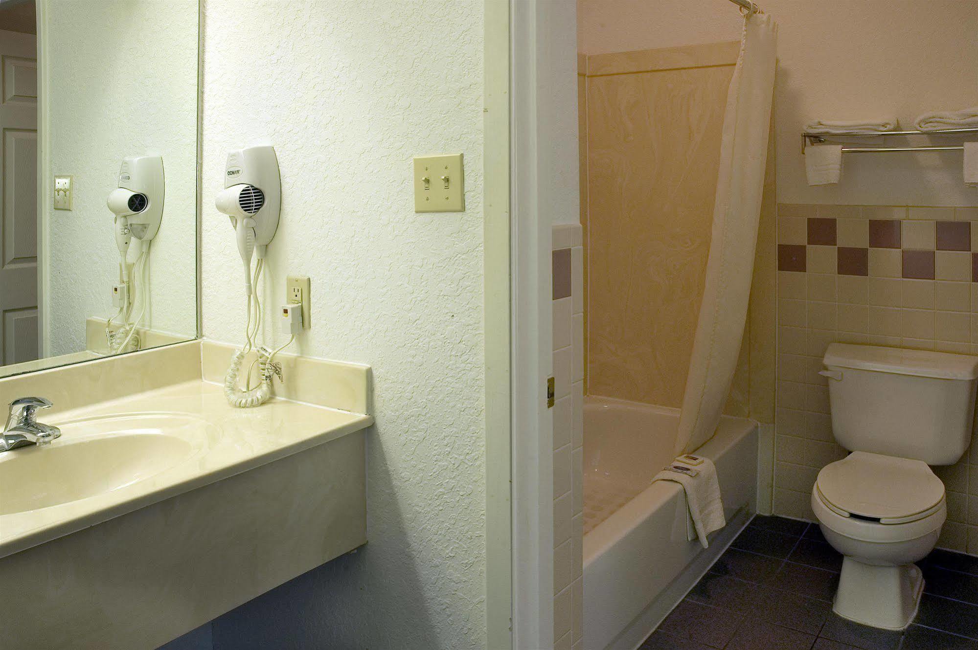 Budget Host Hempstead Inn Brookhollow/Energy Corridor Houston Bagian luar foto